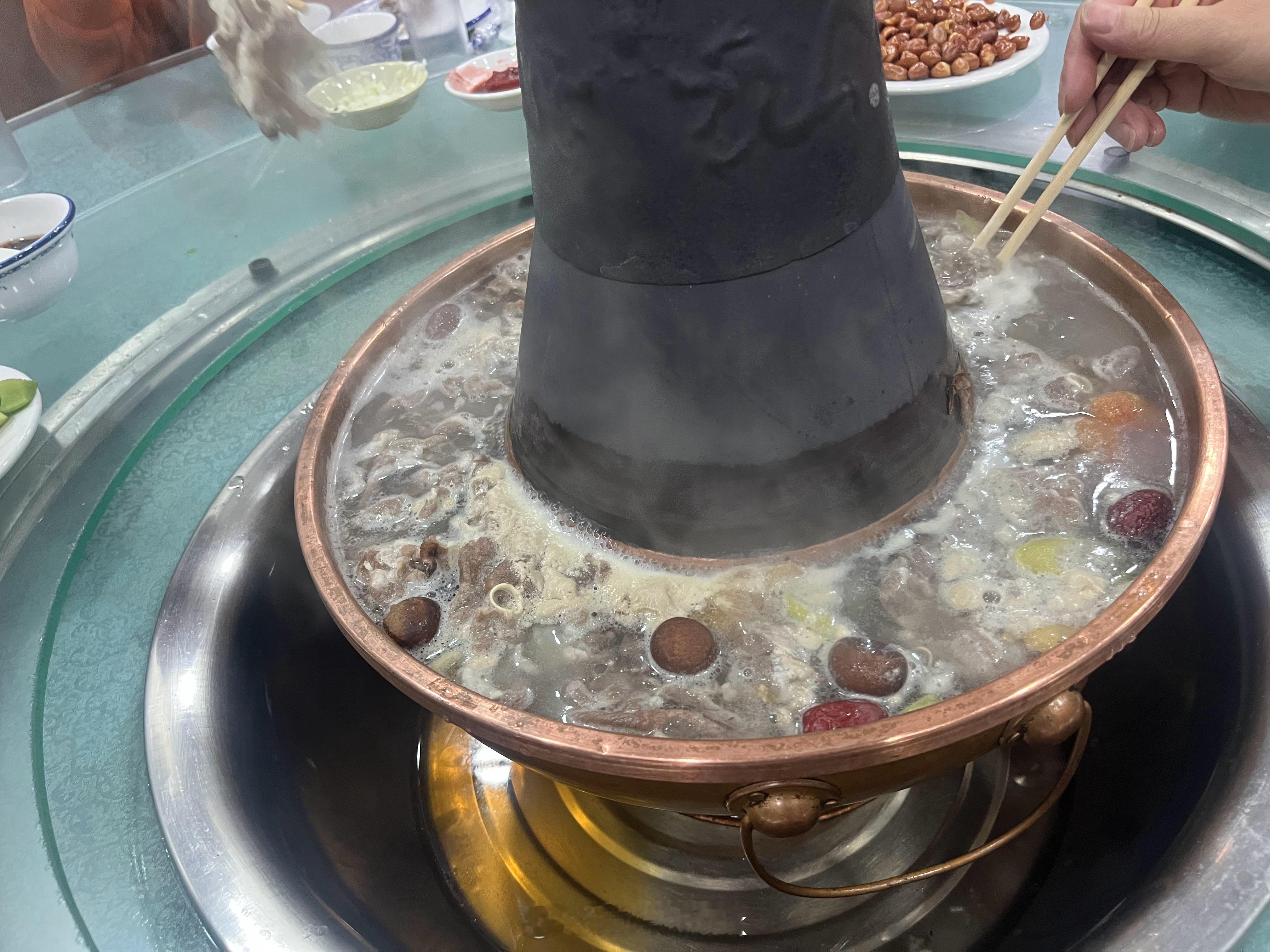 中超联赛德克萨斯涮铜锅，就是个地道儿，这边的羊肉是深色的很有嚼劲儿，南门涮肉应