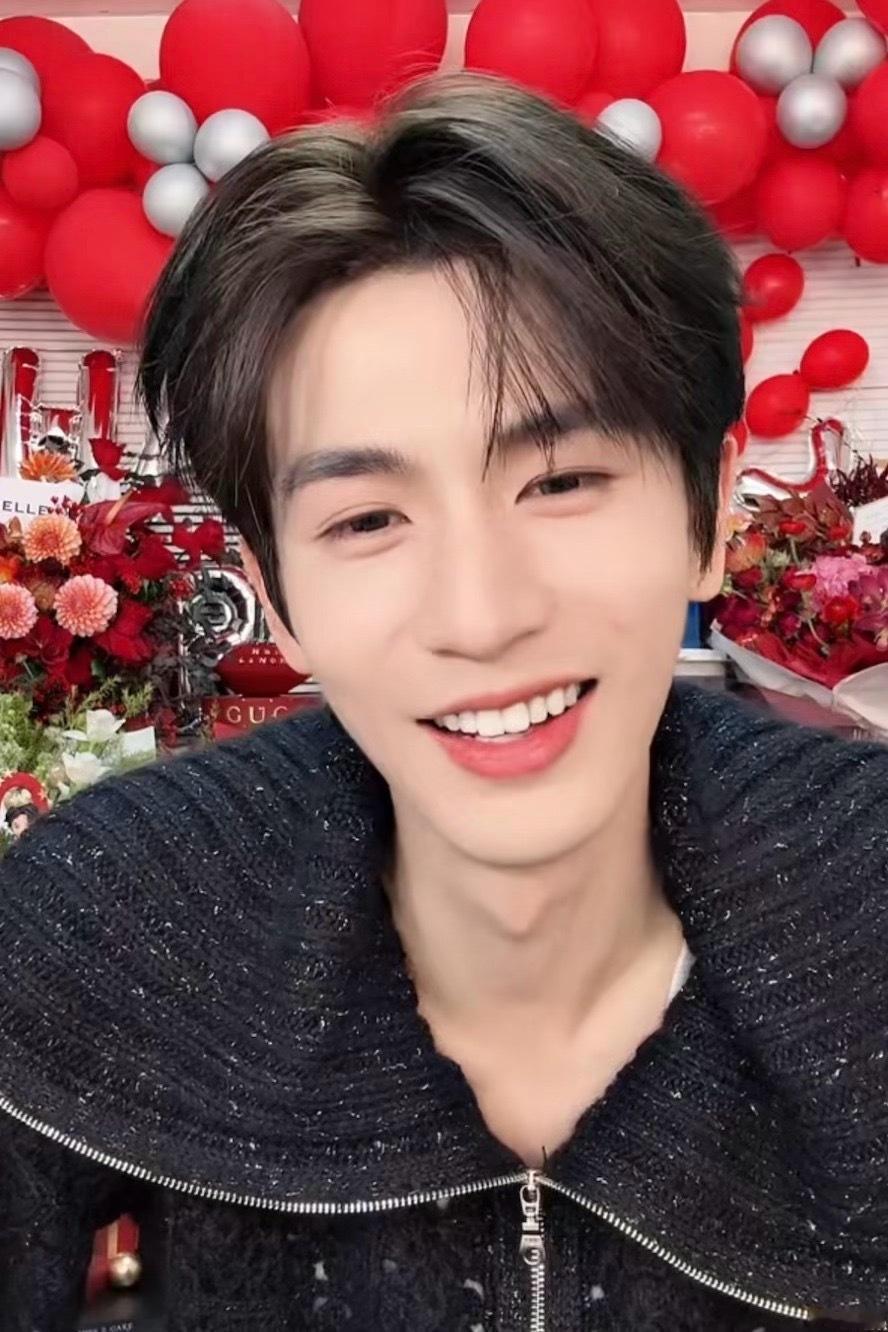 张凌赫让粉丝跨晚捂住耳朵看脸张凌赫对自己的颜值超自信，直播时直言歌唱得不好就让粉