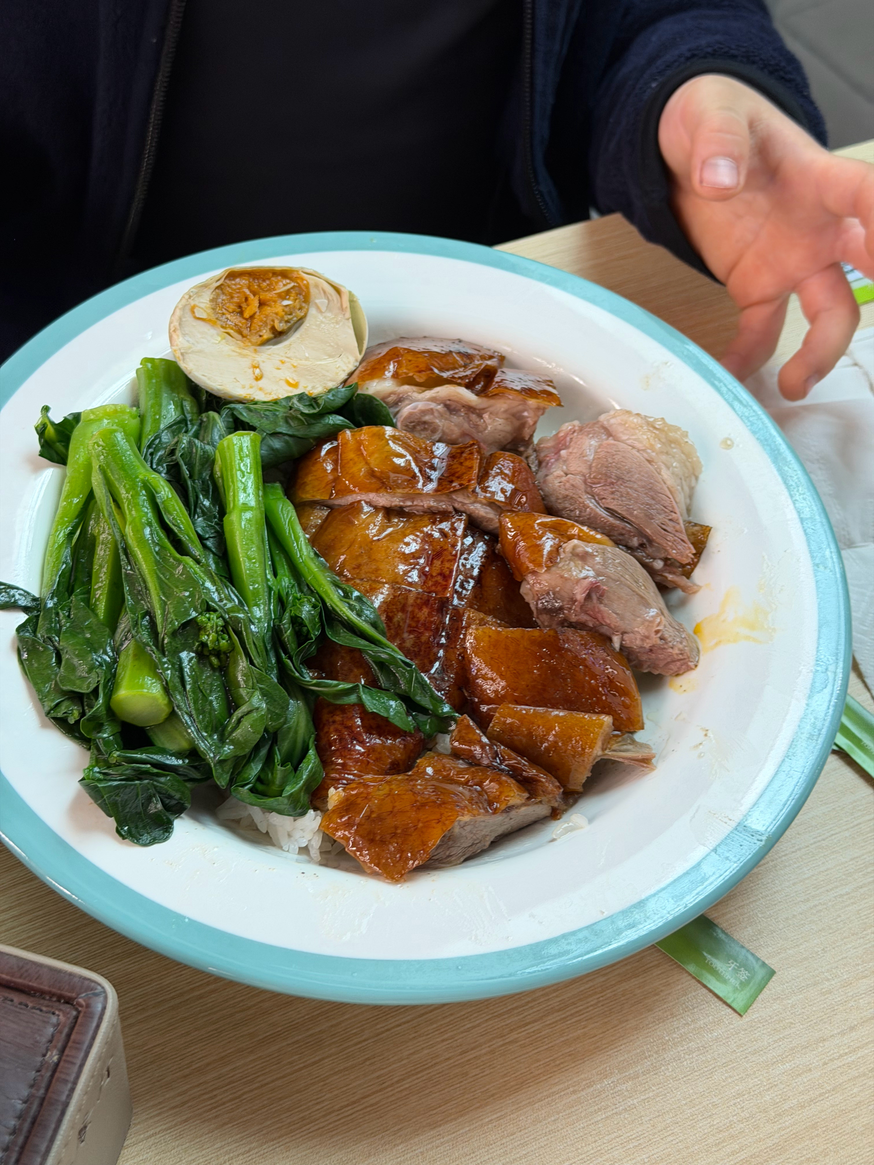 吃上港科大的食堂了，还参观了各种科学实验室，学校安排我们住的公寓设施也很完善，读