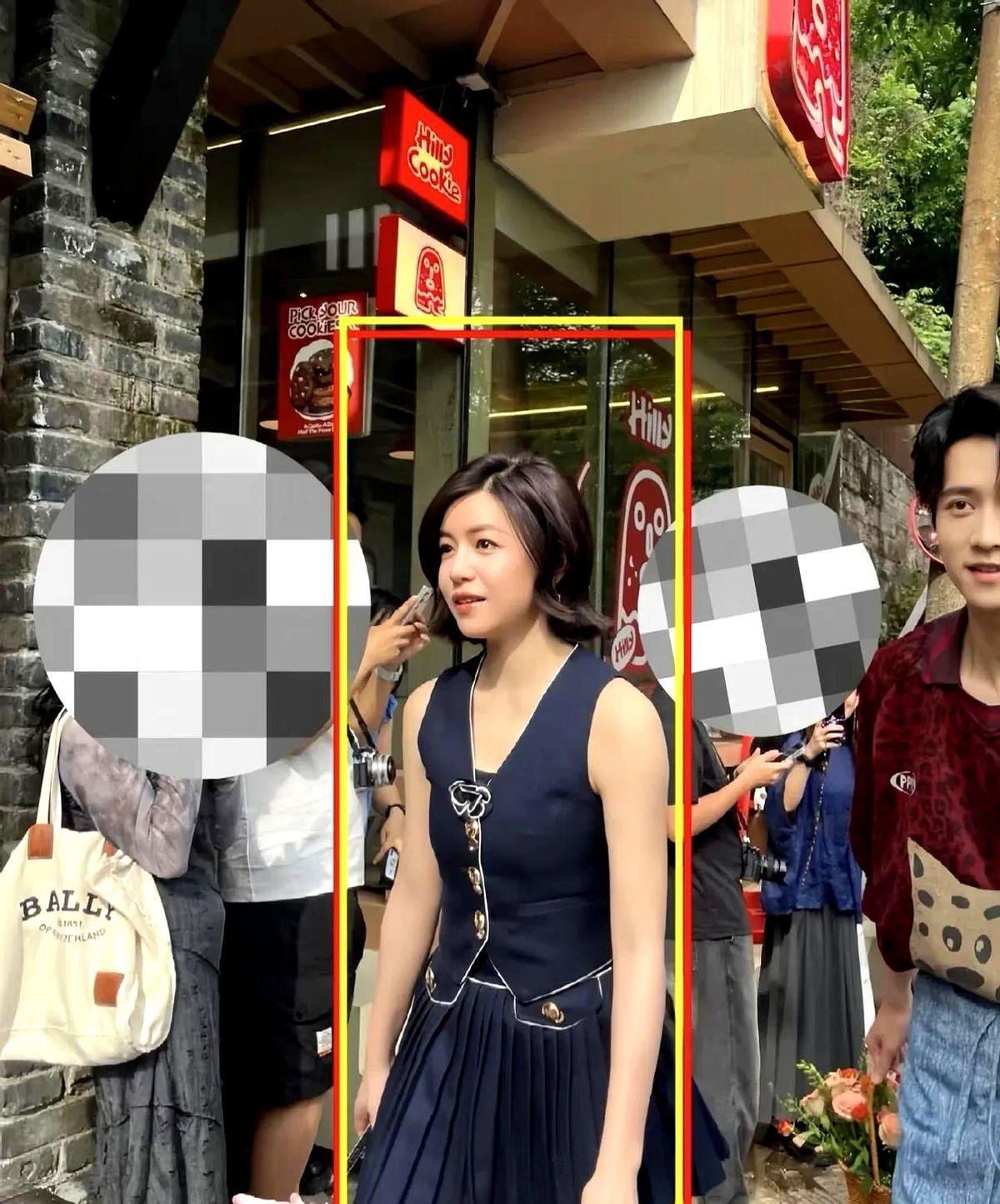 陈晓估计晚上翻来覆去睡不着，他怎么也想不通，陈妍希离婚后，怎么会变得状态越来越好