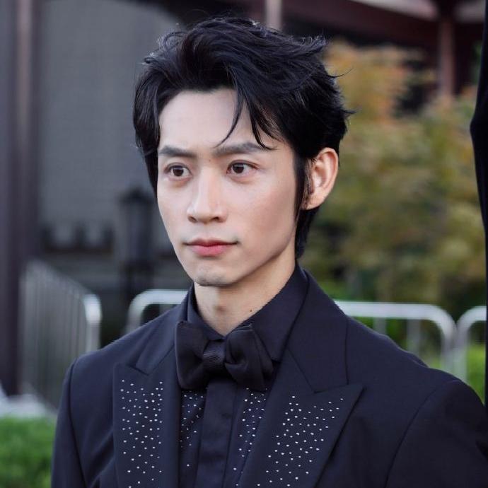 演员于和伟说：“当时，在确定《沉默的荣耀》这个剧名之前，大家前前后后还想过七八个