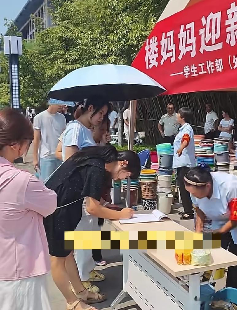 9月5日，陕西西安，一高校收集毕业大学生带不走的3000余件生活用品，有置物架、