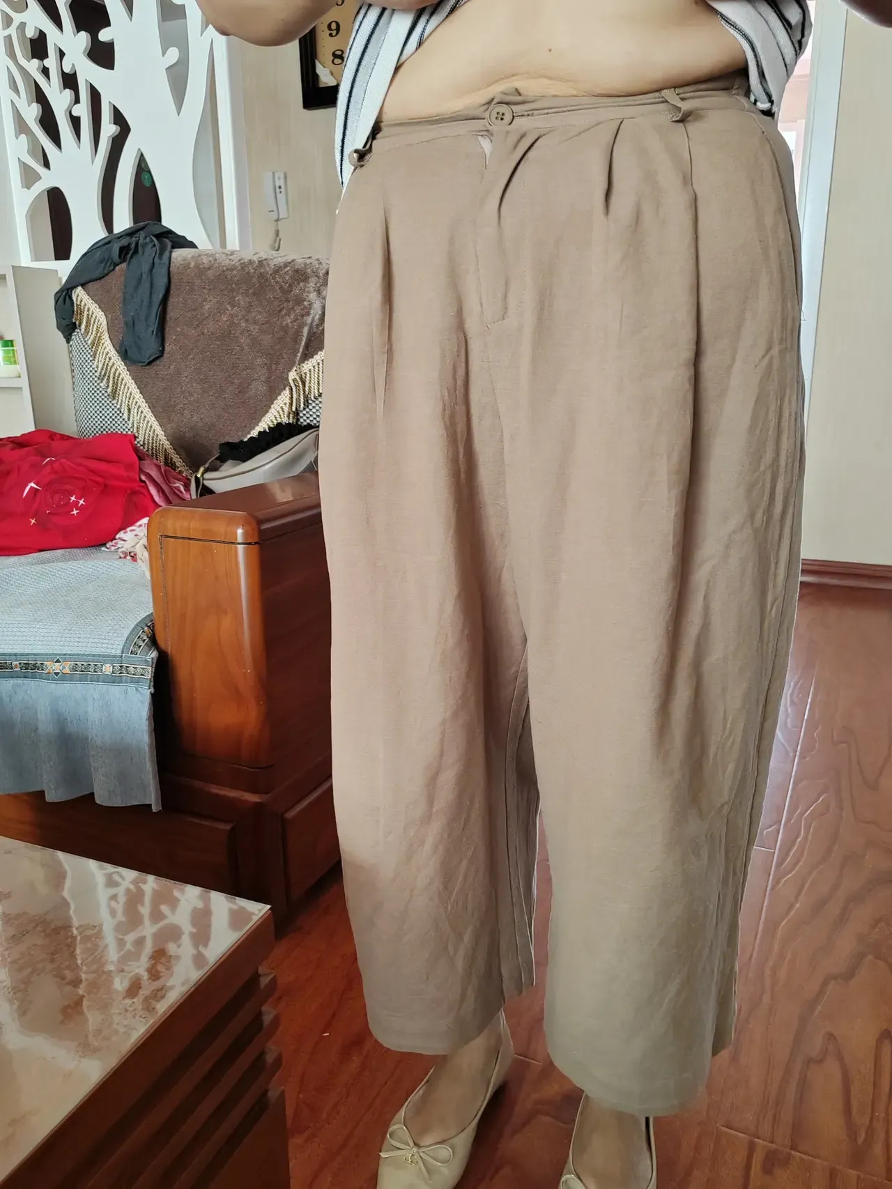 昨天我花了260元，买了一条亚麻裤子，今年特别流行，我穿上问弟媳妇好看吗？弟媳妇