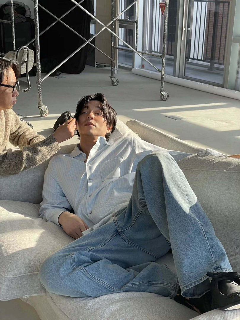 偶遇孔刘与男子搭肩散步是孔刘经纪人啦，和工作人员搭个肩都不行？