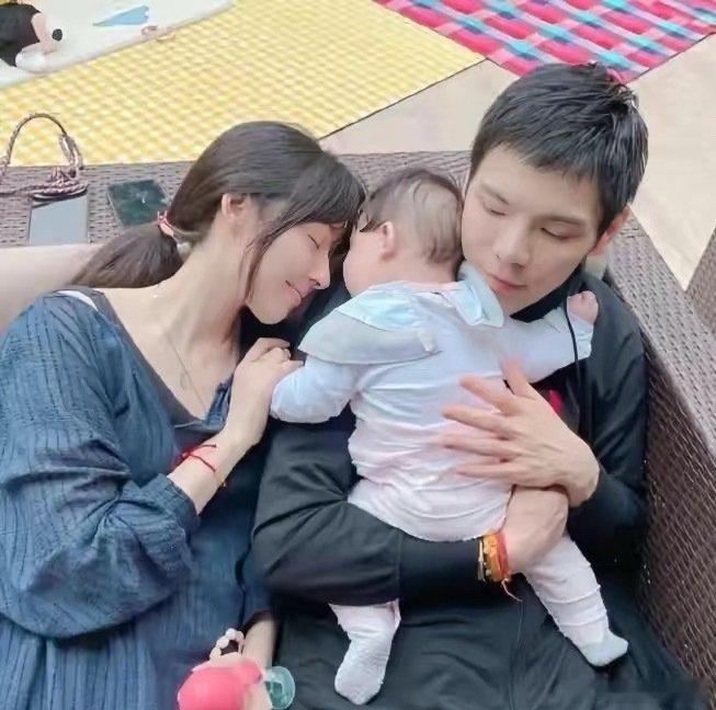 12月10日，郭碧婷睽违6年在台北公开亮相，受访时谈及与向佐的婚姻状态，直言最在