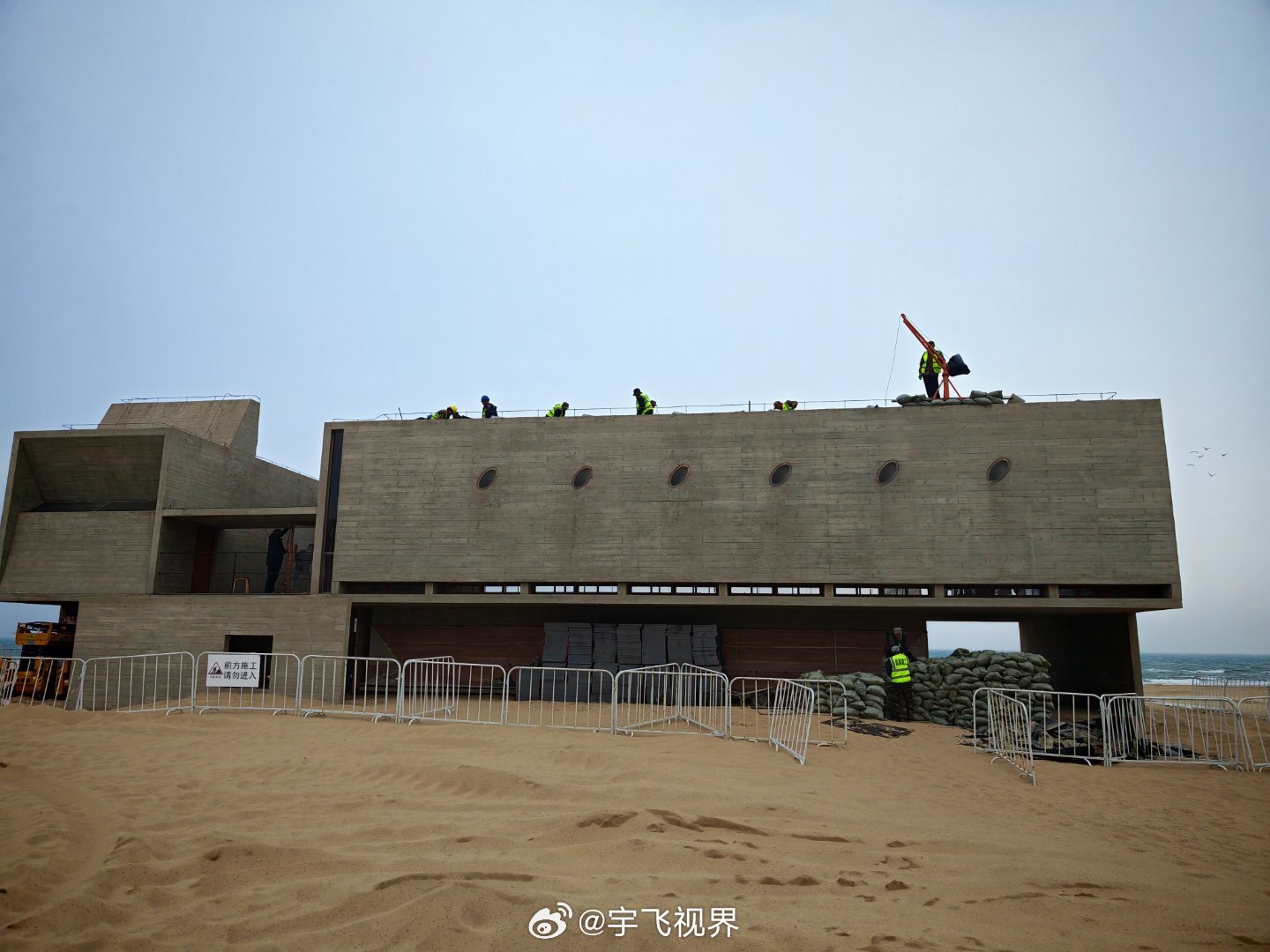 今天去看了阿那亚的两个网红打卡点，一个是阿那亚的礼堂，一个是号称中国最孤独的图书