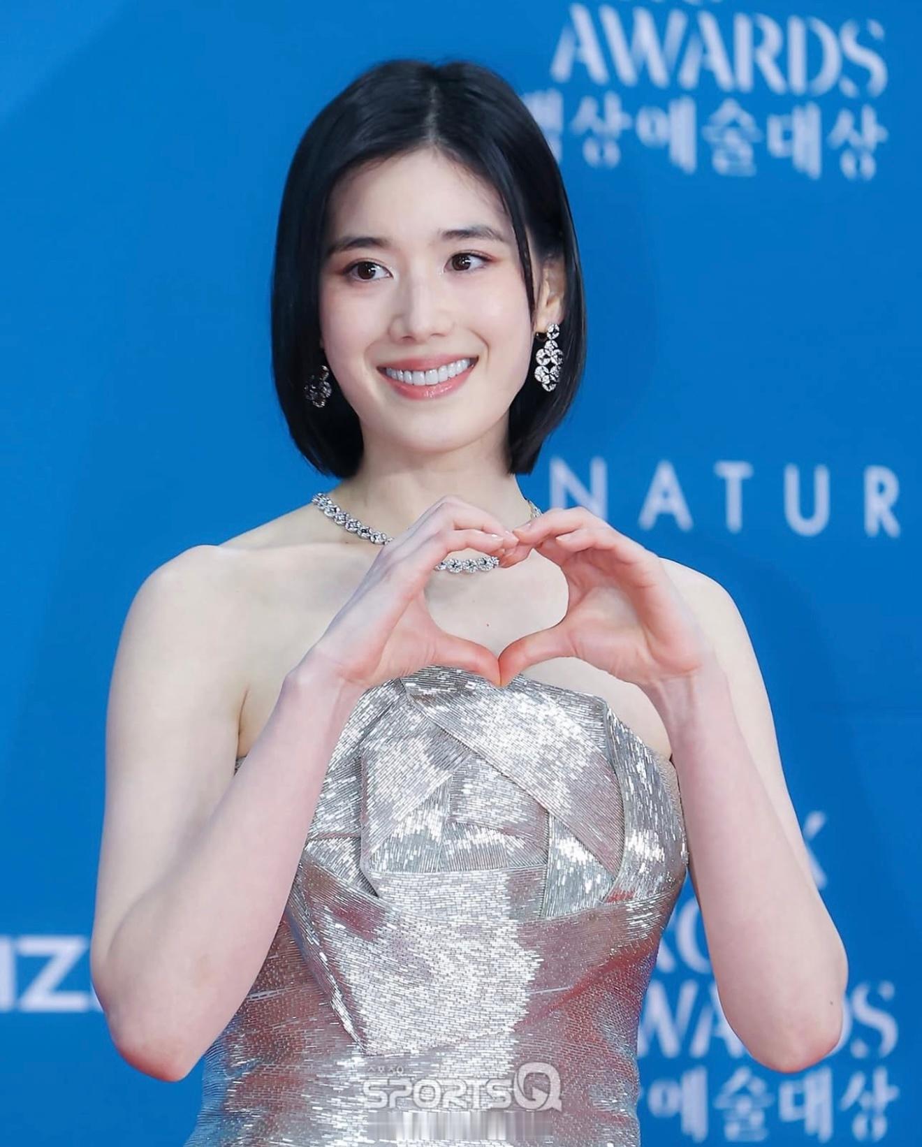 郑恩彩郑恩彩红毯造型一定是知道她很适合冬季色这礼服趁着整个人在发光配上再自然