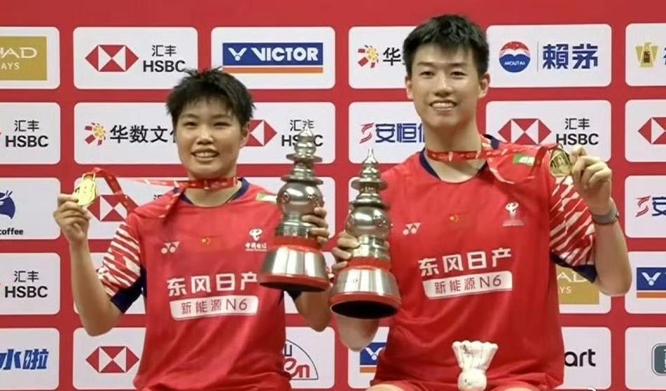 一冠三亚，国际羽联年终总决赛收官，国羽具体成绩：混双包揽冠亚军，冠军冯彦哲/
