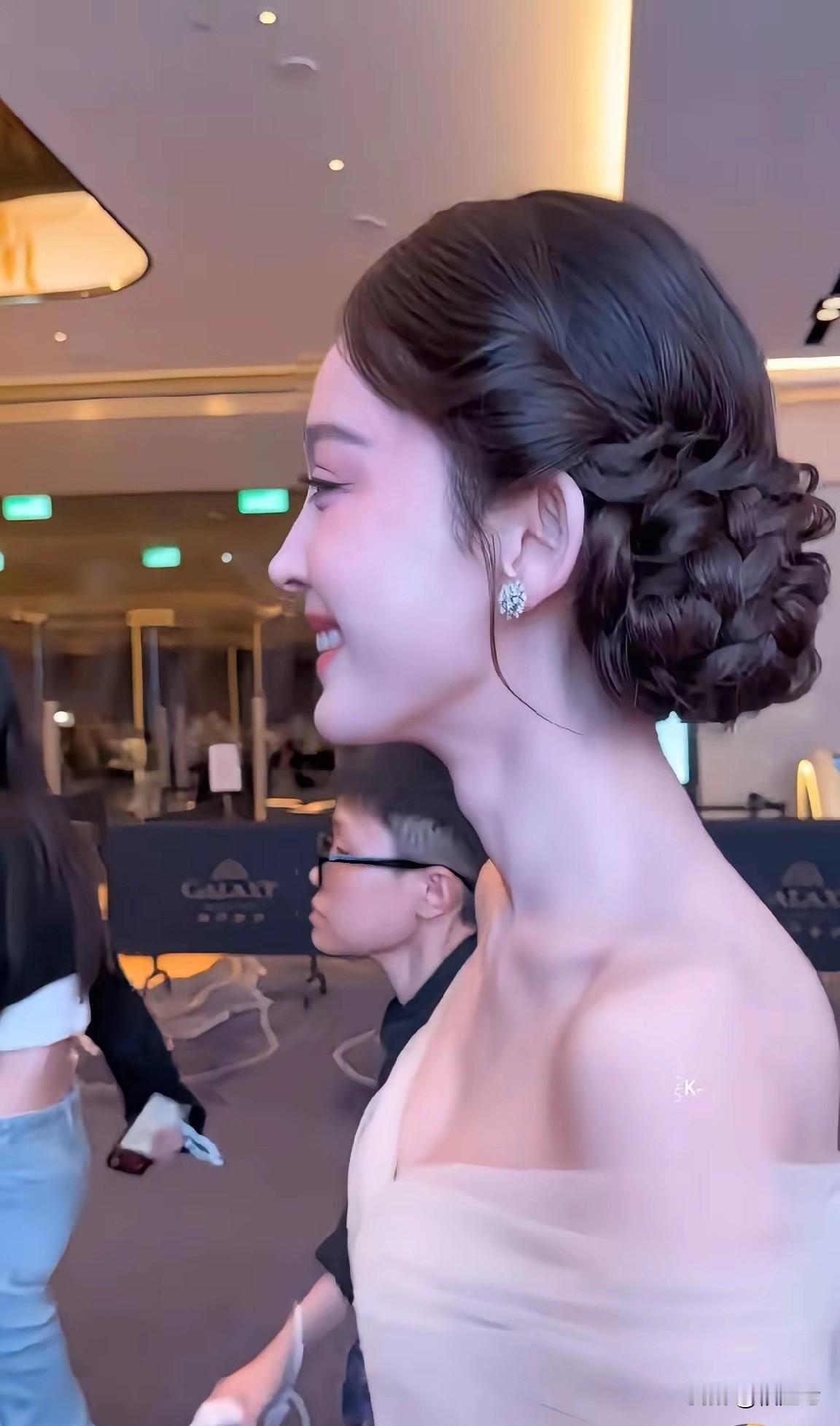 第一顶美颜值，看一眼就一辈子忘不了了连后脑勺看了都能让人夸赞，走过都得让人多看
