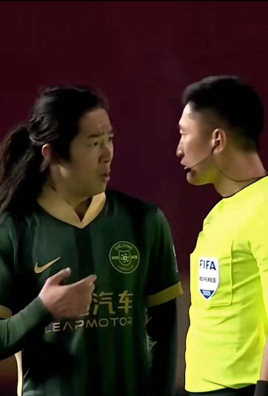 李提香硬杠马宁，够爷们儿。比赛第79分钟，马宁响哨，判李提香犯规，出示黄牌。