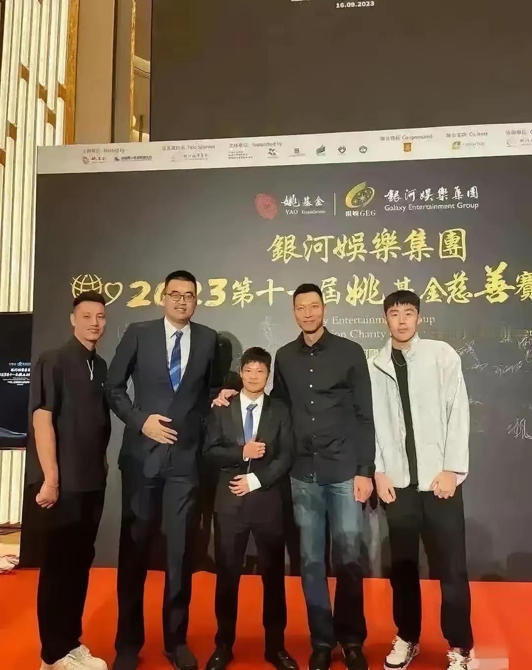 四个大高个，分别站在两边，中间C位的是谁呀？个子太低了，看着面熟，一时想不起他