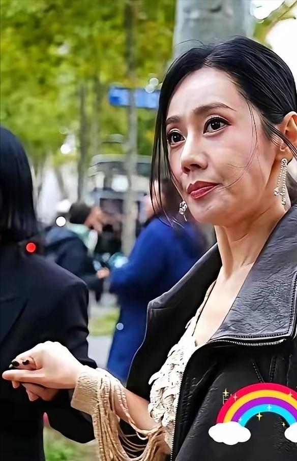 🐰46岁的秋瓷炫，彻底撕下了中年女人的“遮羞布”。飞机延误四小时，她刷
