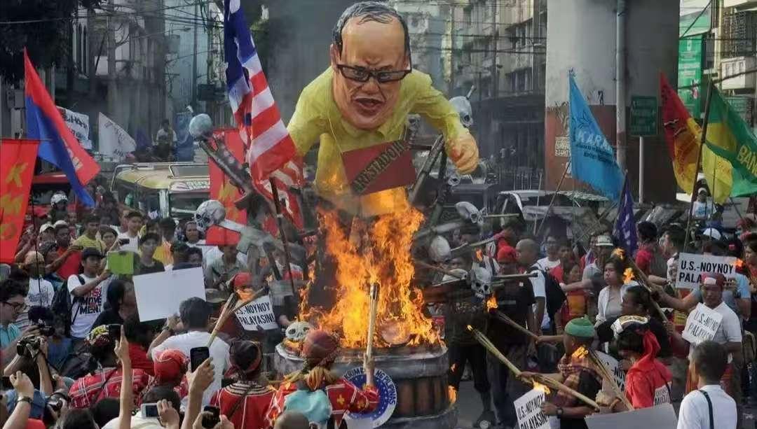 冲突一触即发，15万菲军划禁区，不准马科斯当总统，人民开始掀桌马尼拉天还没亮，