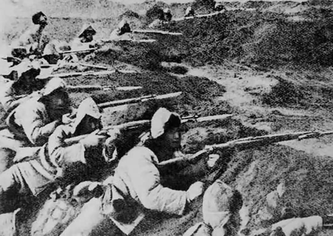 1933年9月，东北抗日游击队队长李振远，身受重伤昏迷。等他醒来时，看到几个鬼子