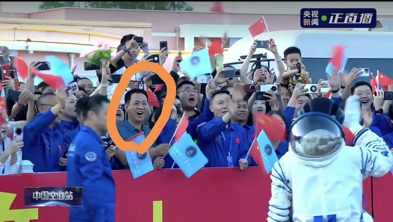 聂海胜，一身便装。​神舟23的欢送仪式上，镜头扫过，观众眼前一亮——聂海胜赫