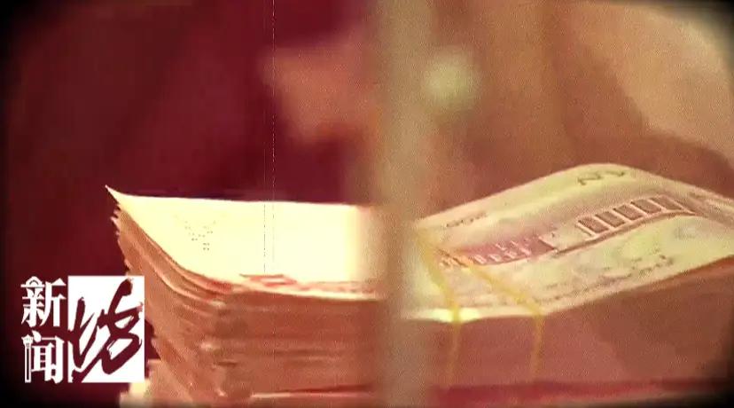 "防不胜防！"上海，一72岁阿婆退休金4000元，在业务员忽悠下，30年前，她砸