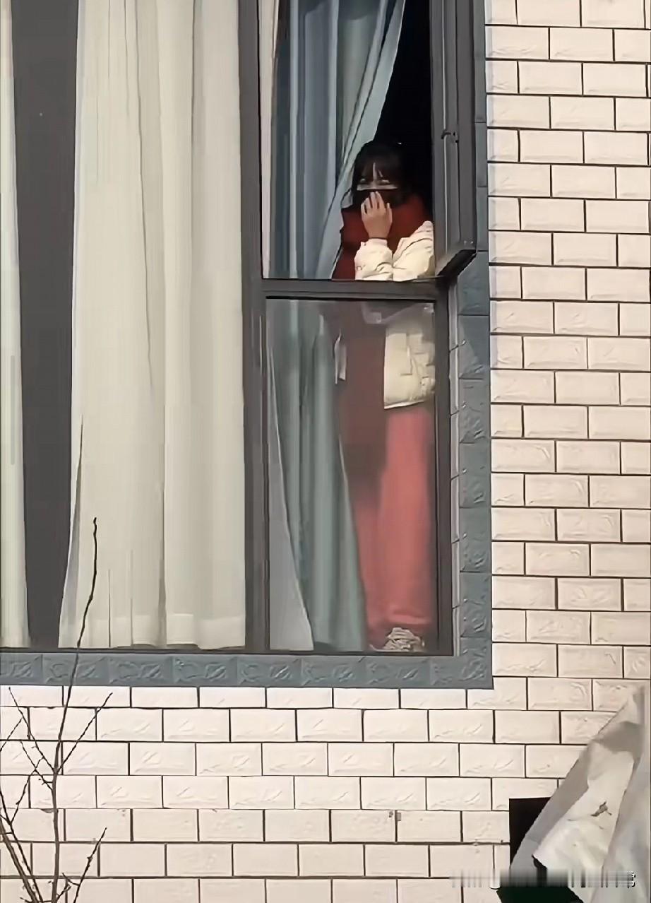 呆呆躲窗后捂嘴不敢出门，衣服三天没换，网红的流量狂欢成了她的枷锁？呆呆躲在