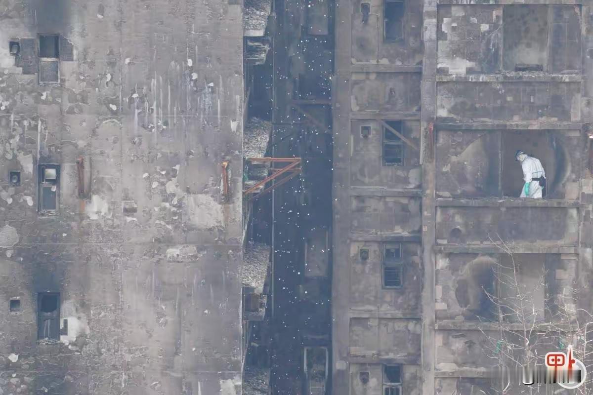  香港大埔火灾后警方继续搜索数具怀疑遗体被抬出：大埔宏福苑11月26日五级大火