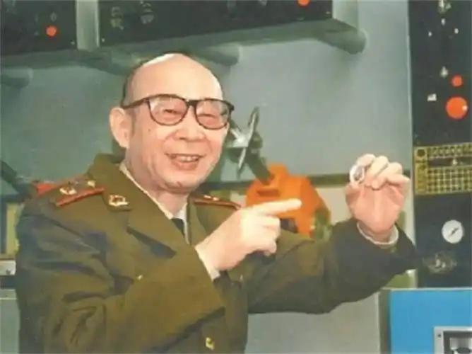 1971年，钱学森通过众多关系，在美国获得了激光陀螺的一些相关信息，送到