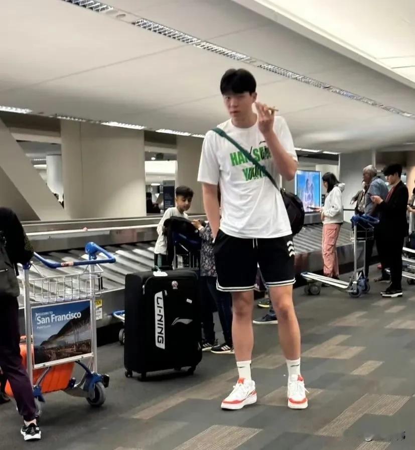 努力提升自己！回国短暂休息调整的杨瀚森，目前已经回到了美国！杨瀚森将参加开拓