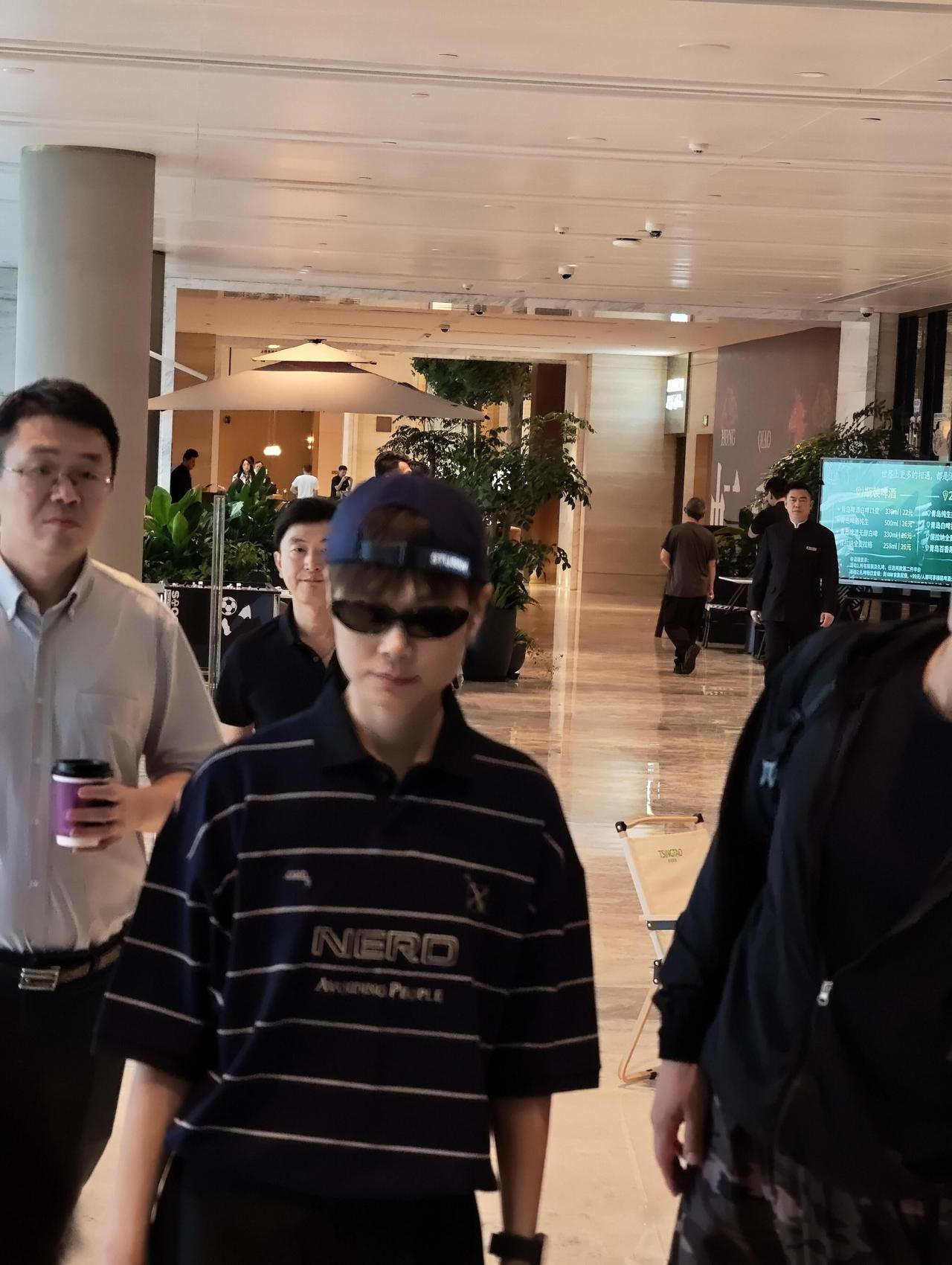 李宇春街拍，穿搭超有少年感！藏青条纹Polo衫搭配黑色西装短裤，松弛又清爽。反