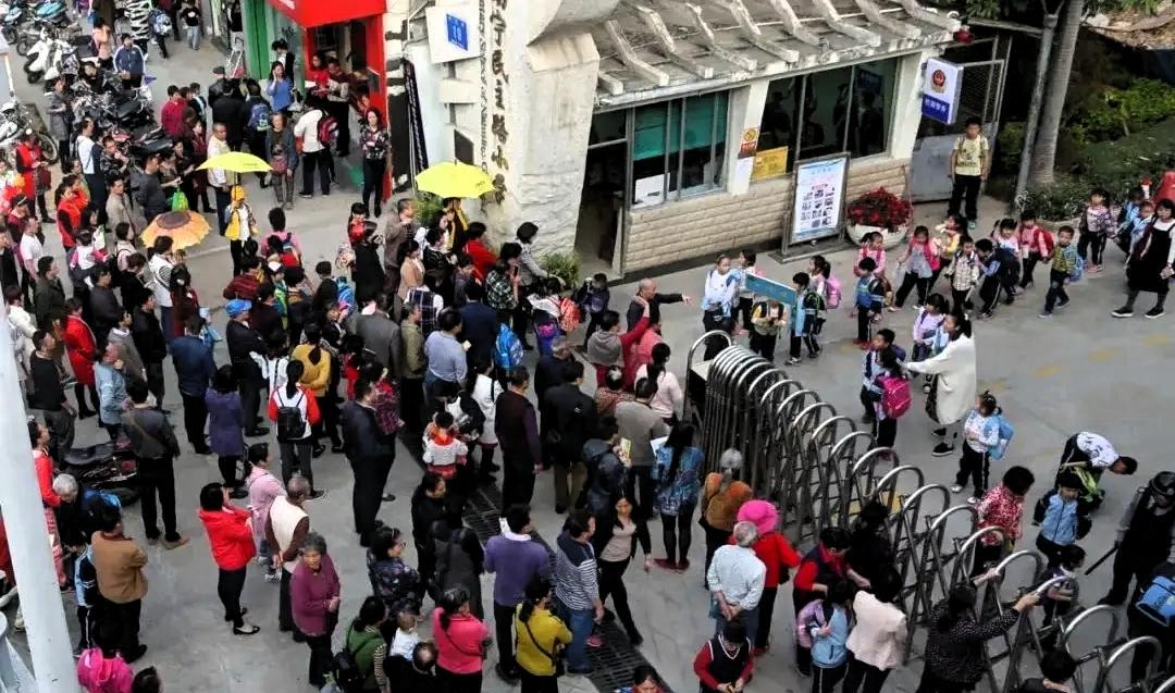 把教育局告了…河南有位家长竟然把教育局告了！原因是教育局下通知放寒假