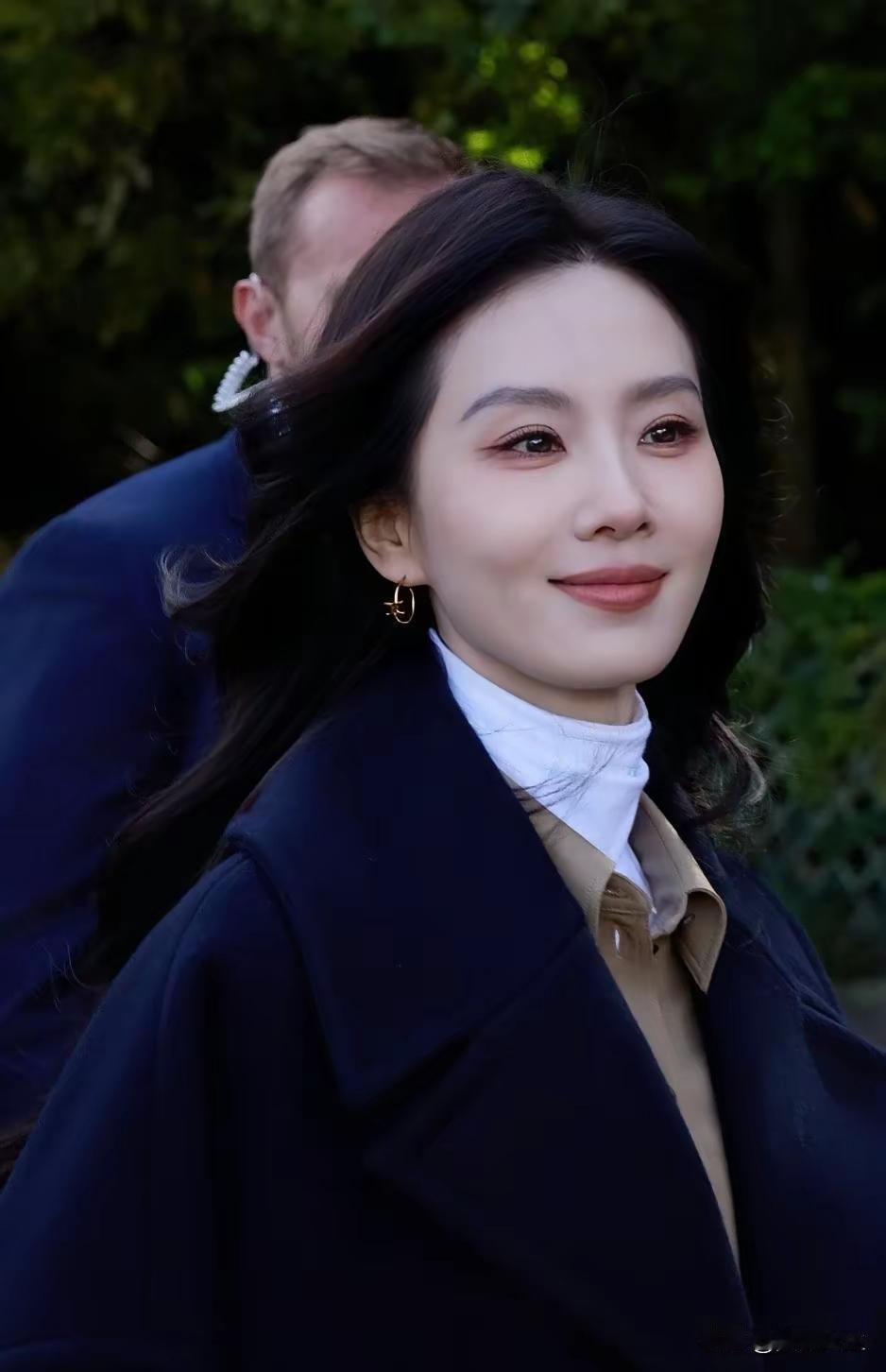 像海盐浸透的旧船，伤痕是勋章，锈迹是诗行，在沉浮中，愈发接近永恒的岸。