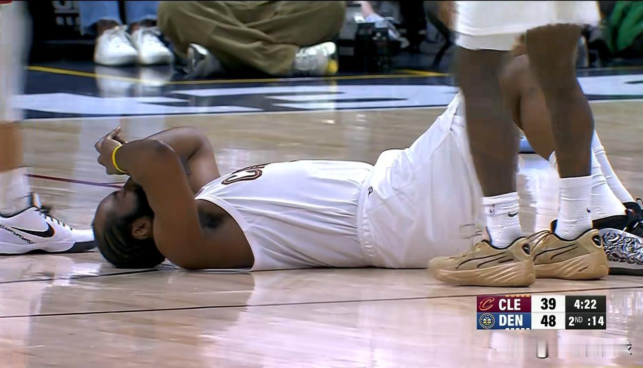 骑士超级新援哈登的情商真是太高了！在今天骑士客场以119：117击败掘金的赛后采