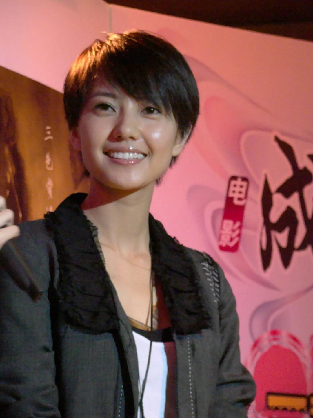 2009年《成都我爱你》记者会现场的高圆圆