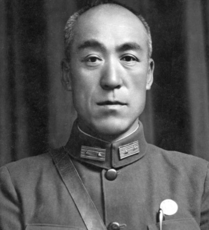 1947年，国军司令赵寿山坐在木屋里，忐忑的给毛主席写信“我现在就自个儿起义了，