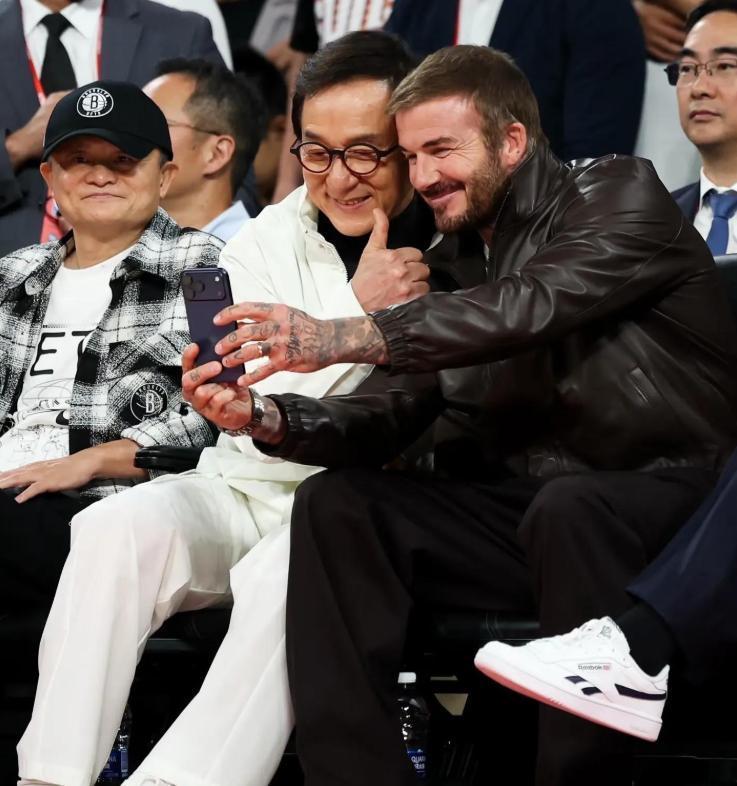 贝克汉姆与成龙自拍，马云先生意外抢镜！10月10日，菲尼克斯太阳和布鲁克林篮网的