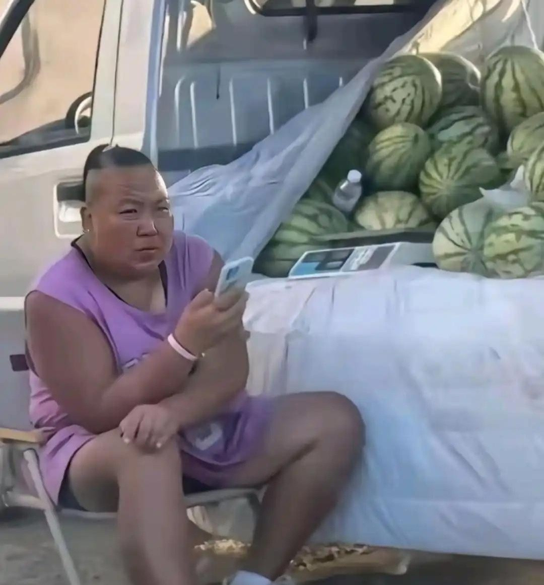 想买个西瓜，不知道该叫大哥还是大姐。
