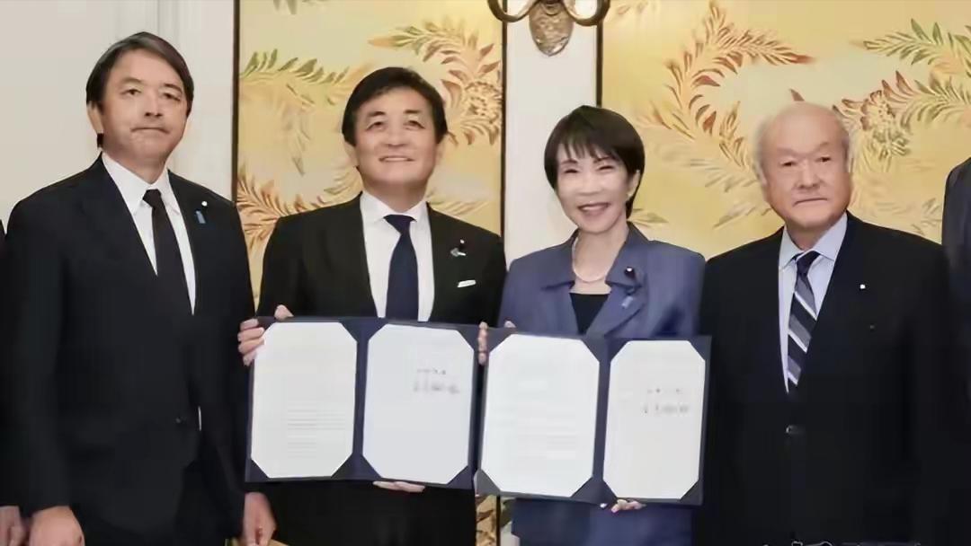 日本女首相缺席参拜，六大势力吵翻！背后全是现实博弈12月26日高市早苗没去