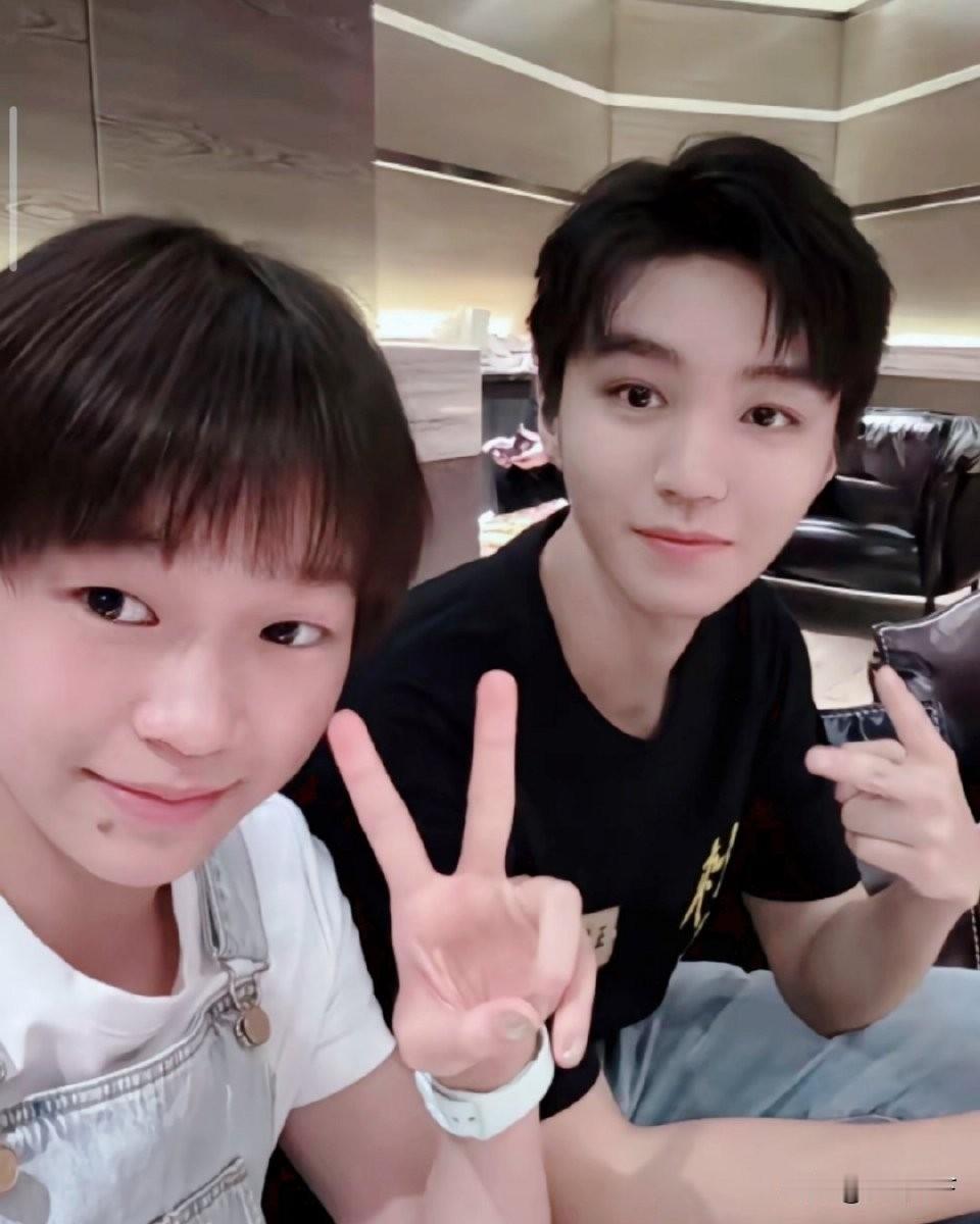 婵宝低调现身王俊凯的话剧现场，全程都非常低调，旁边还坐着王俊凯的保镖，看得出来两