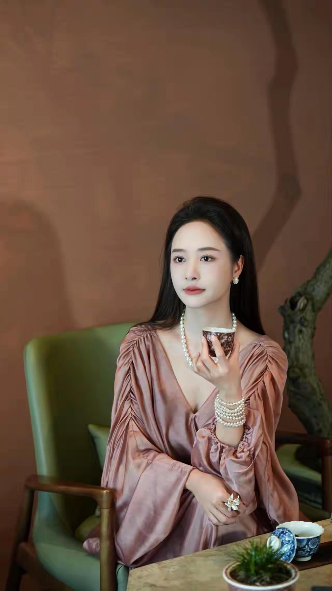 优雅下午茶时光，珍珠与丝绸的完美搭配