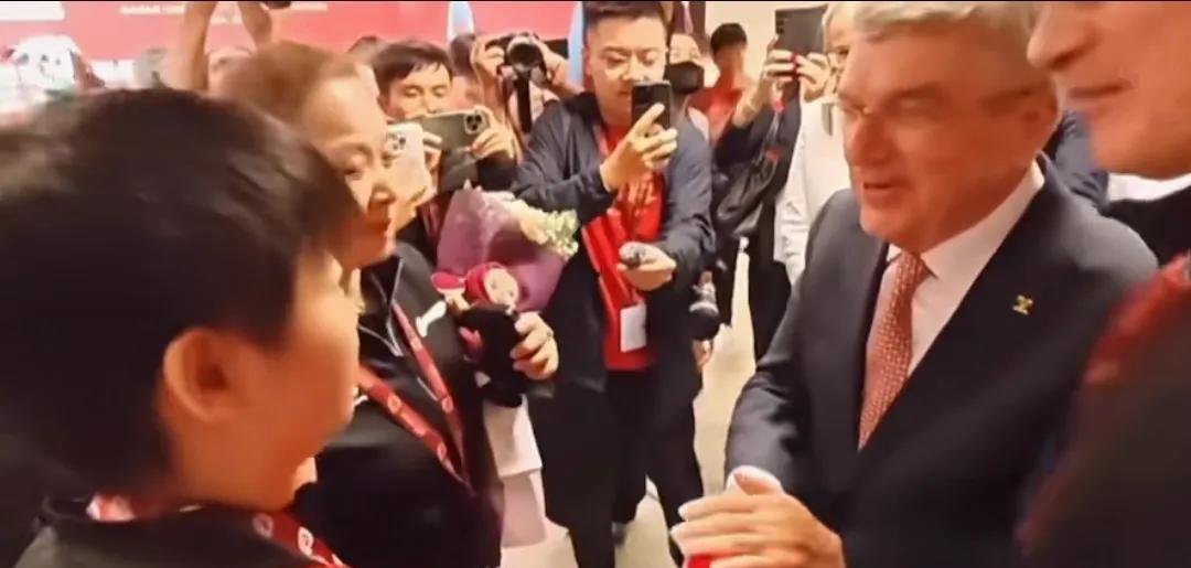 “莎莎说自己今天很幸运，能夺冠是因为您的到来？”翻译如实转达了年轻运动员的激动之