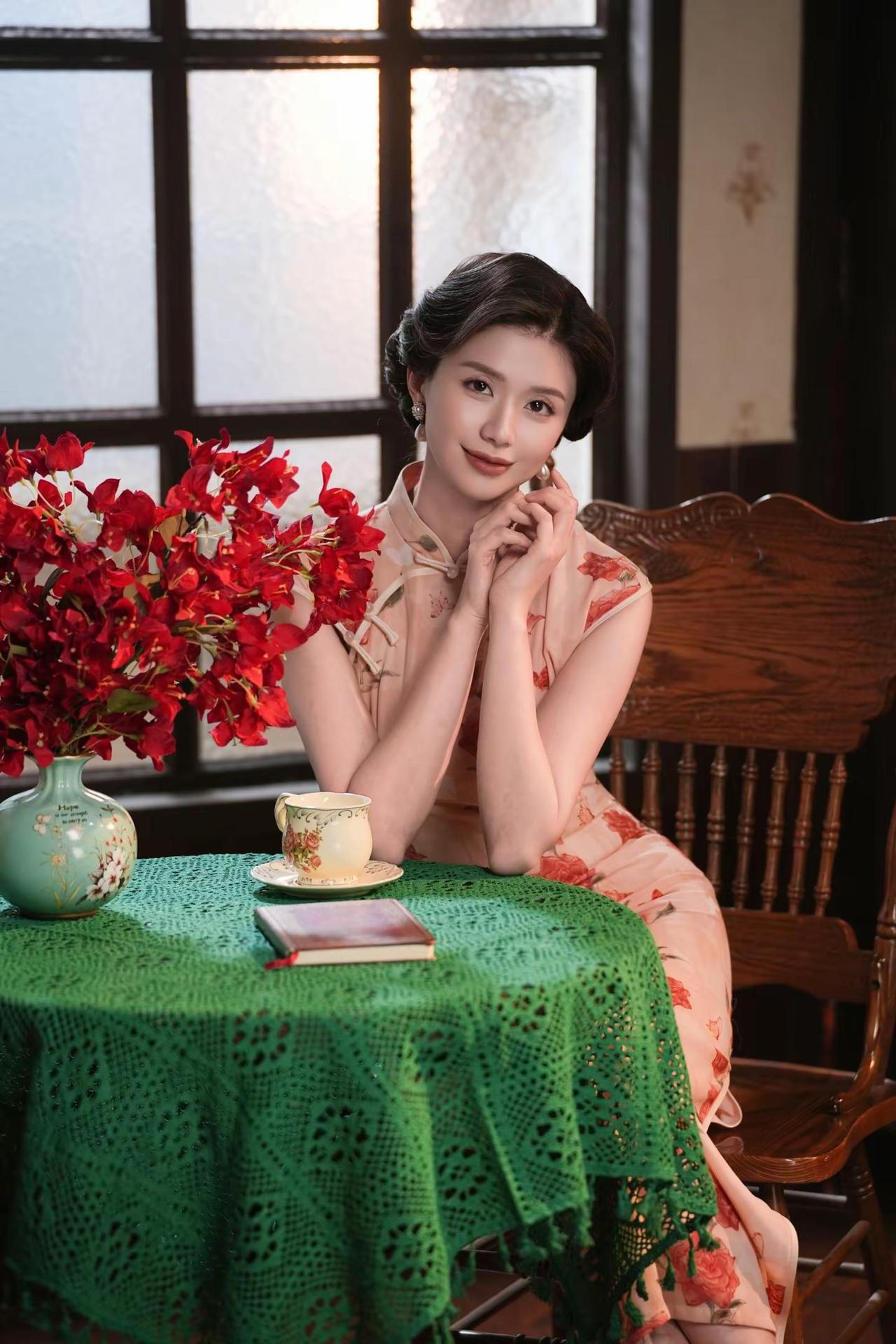今天来点不一样的我。旗袍复古氛围旗袍美学传递东方雅致之美旗袍的古今碰撞