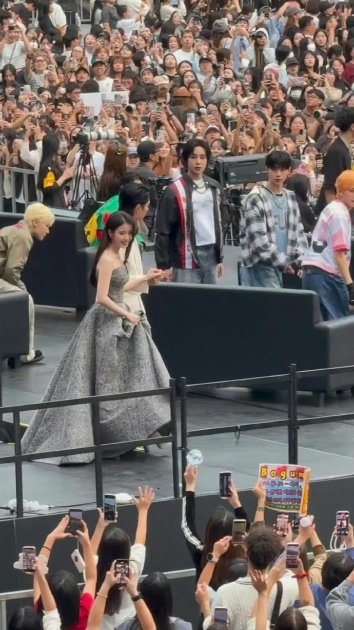 从济州岛荧幕情侣到AAA最佳CP！IU朴宝剑颁奖礼全程高甜，邻座相伴、牵手同行，