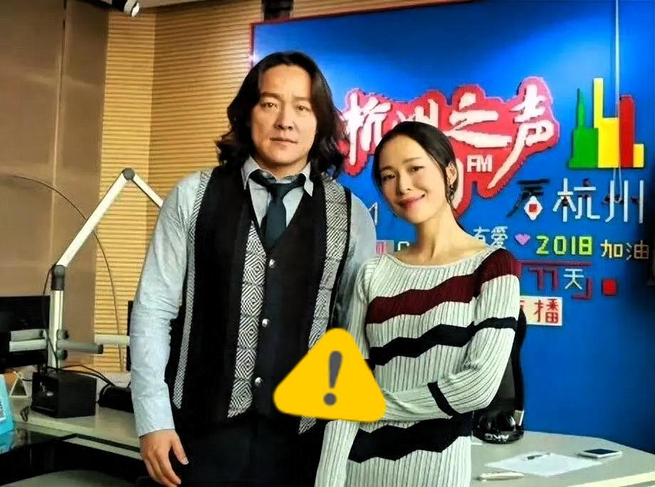 江一燕官宣离婚这事儿也太突然了吧！前几个月还被拍全家同框，怎么说分就分了？