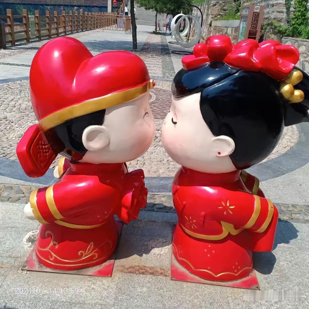 我们这小区现在出现了一个新型养老模式，就是在一个小区里，租一个三室的房子，然后招