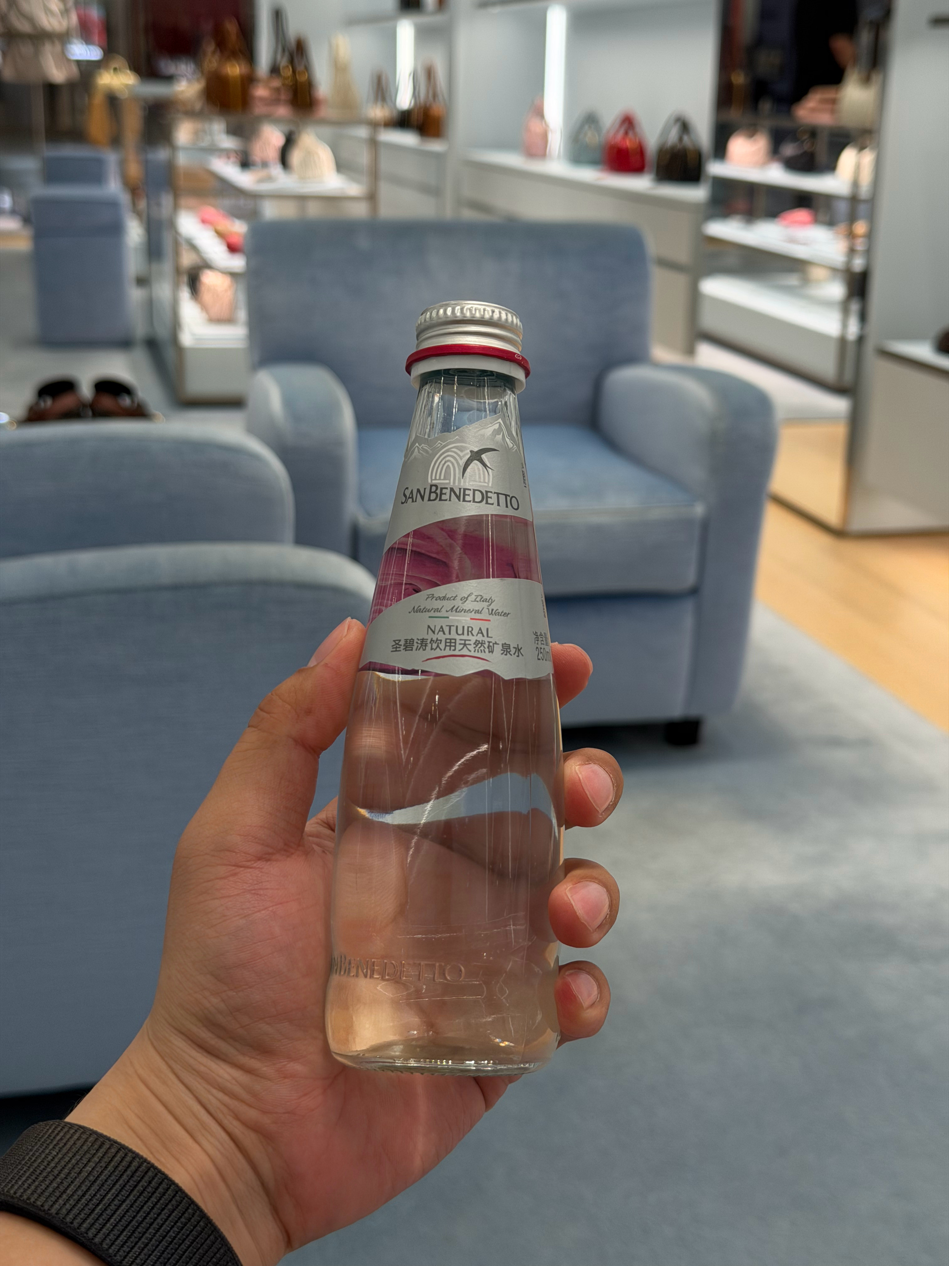 董事长又来请我喝水了，说海南的水好啊，免税海口