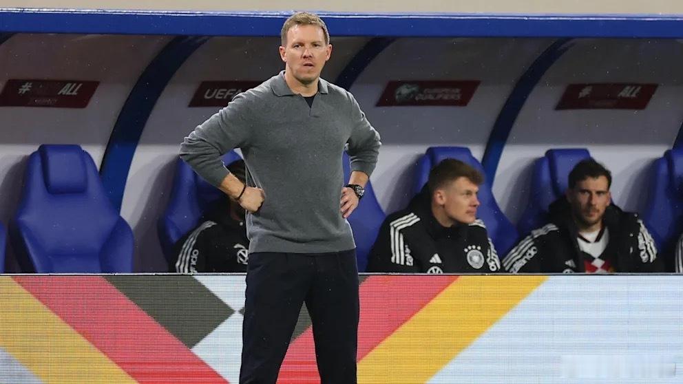 德国足坛名宿赫尔默注意到纳格尔斯曼在指挥和卢森堡比赛的时候，经常往下看，看上去有