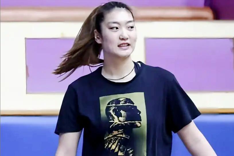 中国女篮将迎来2场热身赛，球迷建议，事关李梦、王思雨、张子宇等。要下山了，中