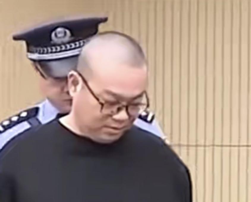 一个笑容撕开的人性黑洞：白天辉戴铐露笑，是嚣张还是对法律的公然蔑视？“都到这