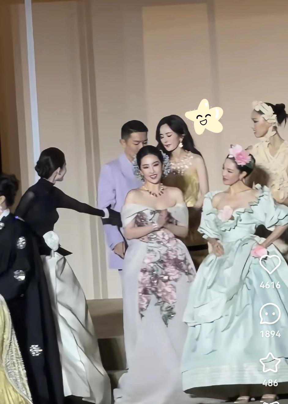 这姐俩也太不给面子了！VOGUE盛典上同站C位，愣是把主编刘冲逼成全场最尴尬的人