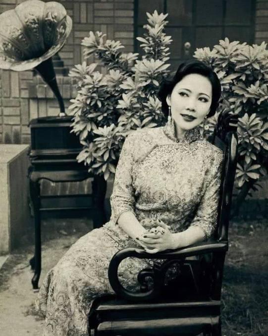 1956年，36岁的张爱玲结识65岁的美国作家赖雅，一夜过后，她执意要嫁给对方，
