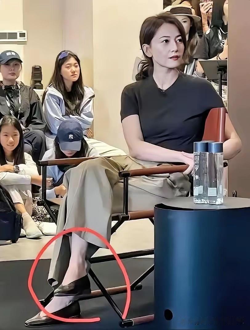 感觉她一直都不穿高跟鞋，实在搞不懂！[捂脸哭]