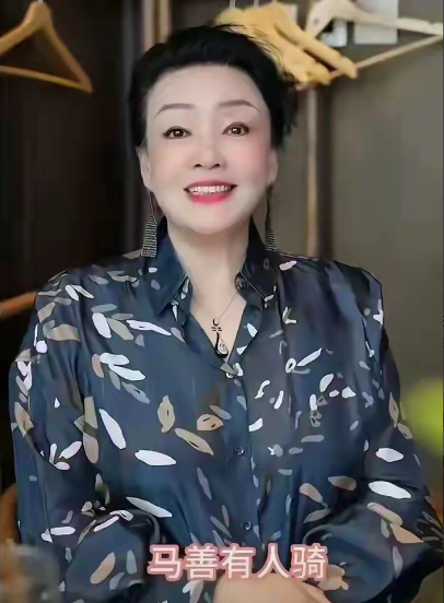 张兰发视频，既是回怼S妈，也是告诫汪小菲？张兰阿姨发视频了！这次火力挺猛，感觉