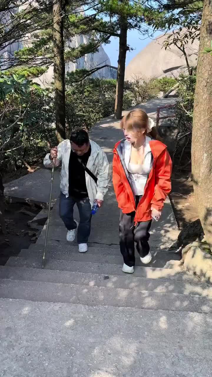 AAA建材王总居然和不吃香菜来爬山了