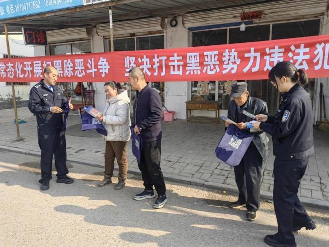 终于知道为啥今年扫黑除恶再度升级了？街面上那些纹龙画凤、拎着钢管招摇过市的混混，